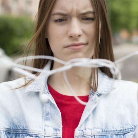 Por qué tus audífonos y los cables se enredan